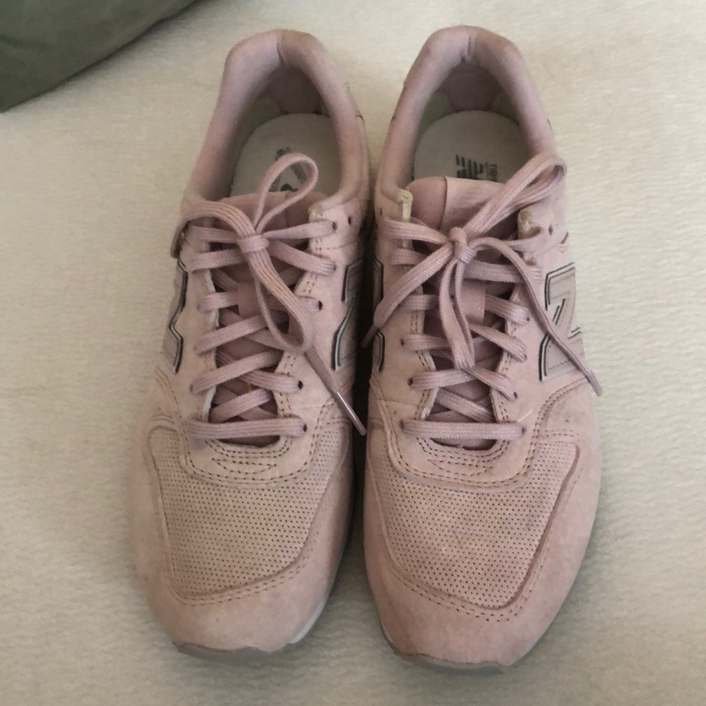 Tennis shoes